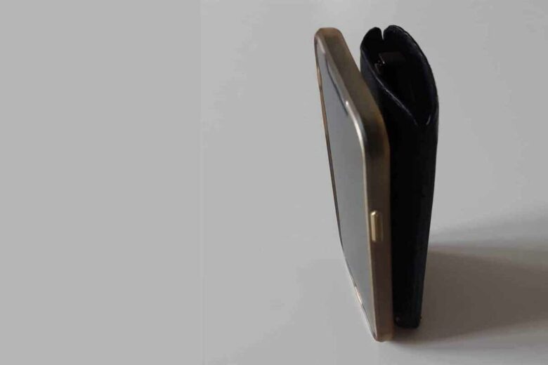 L’étui à lunettes est directement intégré dans la coque du téléphone,