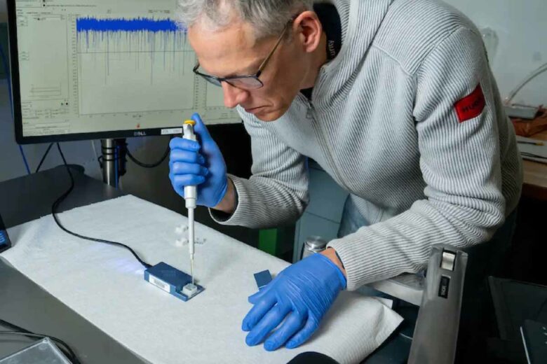 Le chercheur Shankar Dutt avec un nouvel outil de diagnostic sanguin pour rechercher des signes de neurodégénérescence précoce.