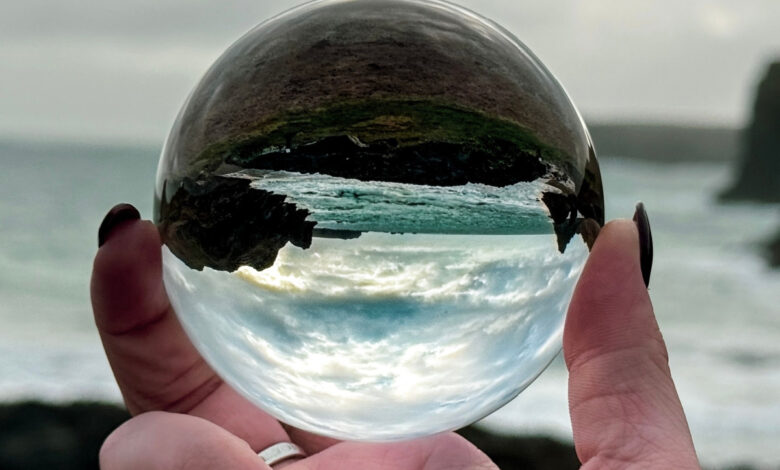 L'invention d'un système de dessalement solaire qui récupère l'eau salée et la chauffe avec la lumière naturelle du soleil.