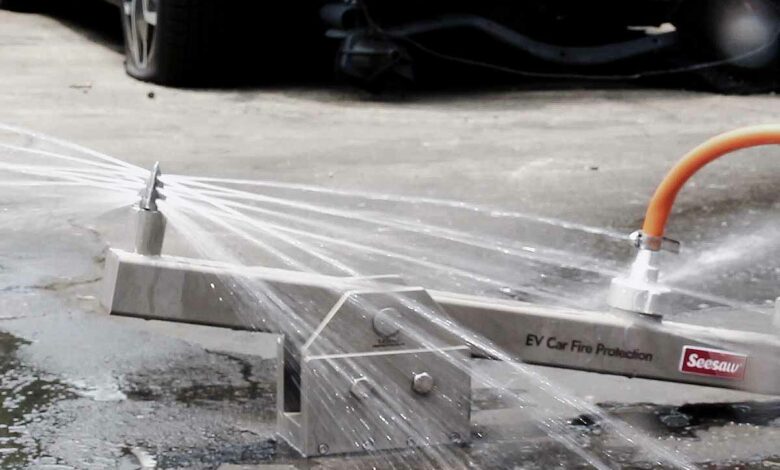 Un système innovant qui pénètre dans la batterie électrique du véhicule pour injecter de l'eau sous haute pression.