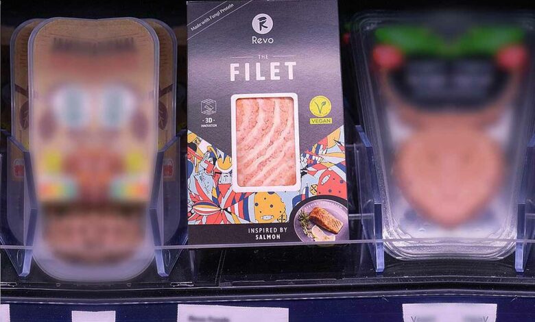 La startup autrichienne Revo Foods lance le filet de saumon végétalien imprimé en 3D dans un supermarché REWE.