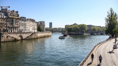 Paris, France, 08-09-2023 : Banc de la Seine