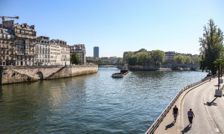Paris, France, 08-09-2023 : Banc de la Seine