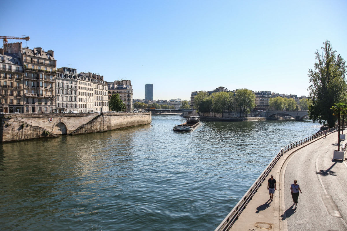 Paris, France, 08-09-2023 : Banc de la Seine