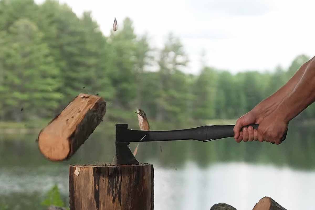 Vous n'arrivez pas à choisir entre une hachette ou une hache ? Cette invention vous propose les deux simultanément.