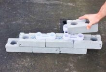 L'invention d'un système de construction en plastique recyclé pour interconnecter les briques et construire des murs.