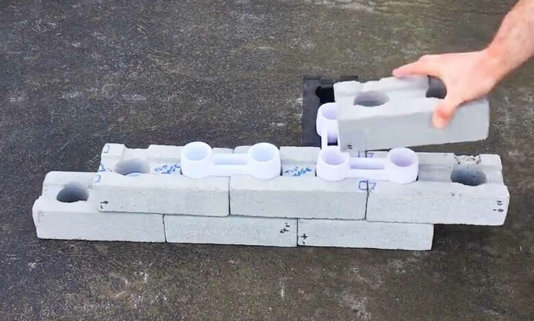 L'invention d'un système de construction en plastique recyclé pour interconnecter les briques et construire des murs.