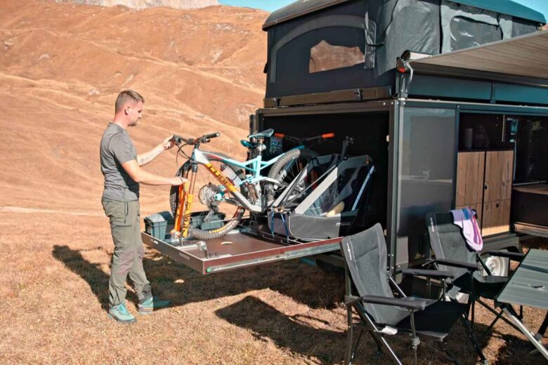 La caravane peut accueillir jusqu'à quatre vélos. 
