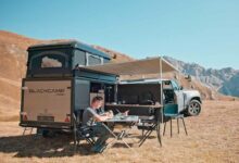 Grâce à sa construction compacte et légère, la remorque de camping trouve sa place dans n'importe quel garage et peut être rapidement attelée à presque toutes les voitures.
