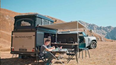 Grâce à sa construction compacte et légère, la remorque de camping trouve sa place dans n'importe quel garage et peut être rapidement attelée à presque toutes les voitures.