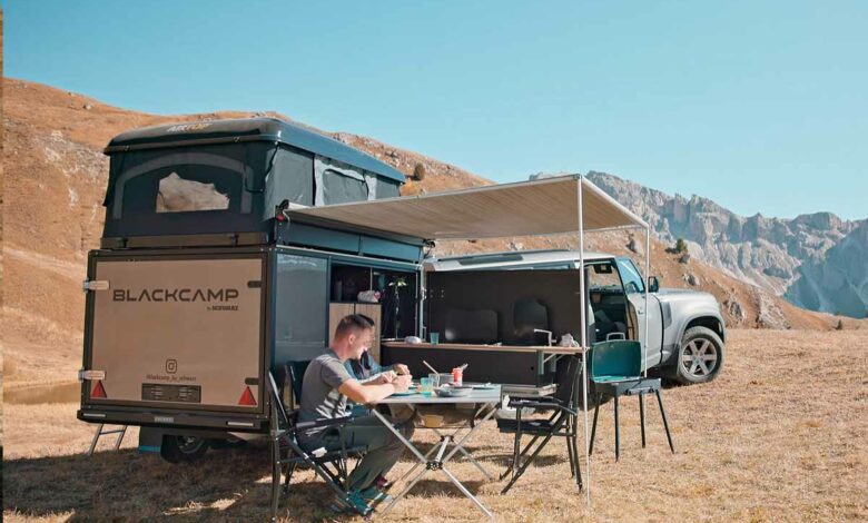 Grâce à sa construction compacte et légère, la remorque de camping trouve sa place dans n'importe quel garage et peut être rapidement attelée à presque toutes les voitures.