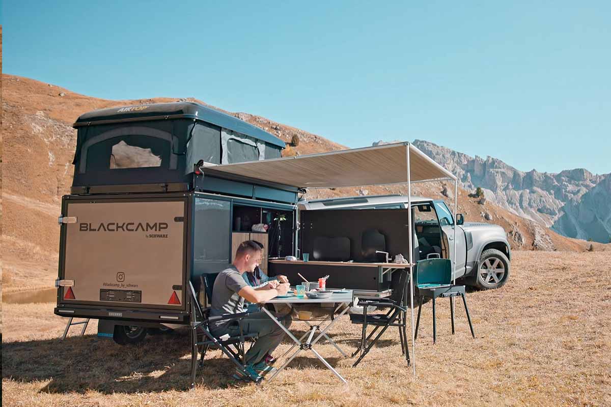 Grâce à sa construction compacte et légère, la remorque de camping trouve sa place dans n'importe quel garage et peut être rapidement attelée à presque toutes les voitures.