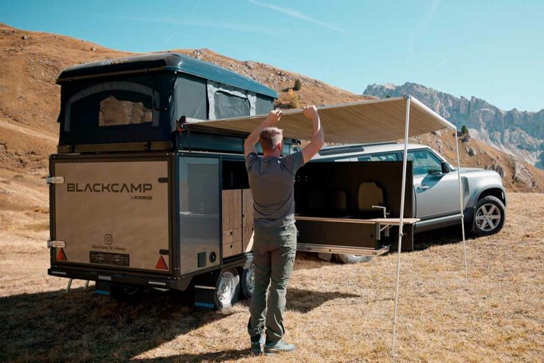 La caravane est équipée d'un auvent et d'une tente de toit. 