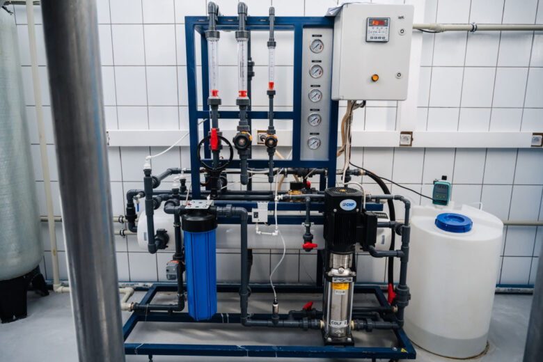 Système d'osmose inverse pour la purification et la filtration de l'eau.