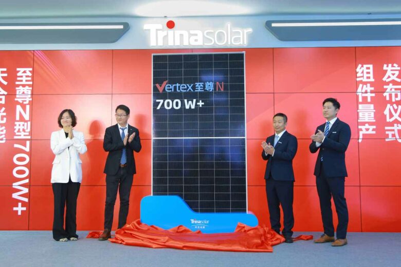 Le premier panneau solaire du marché à avoir une puissance de plus de 700 watts.