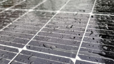 Les panneaux solaires du futur pourront produire de l'énergie électrique grâce à l'énergie cinétique des gouttes de pluie.