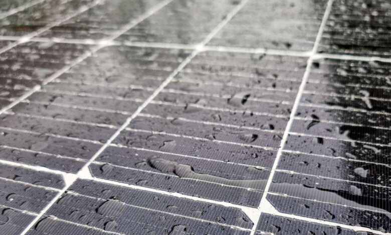 Les panneaux solaires du futur pourront produire de l'énergie électrique grâce à l'énergie cinétique des gouttes de pluie.
