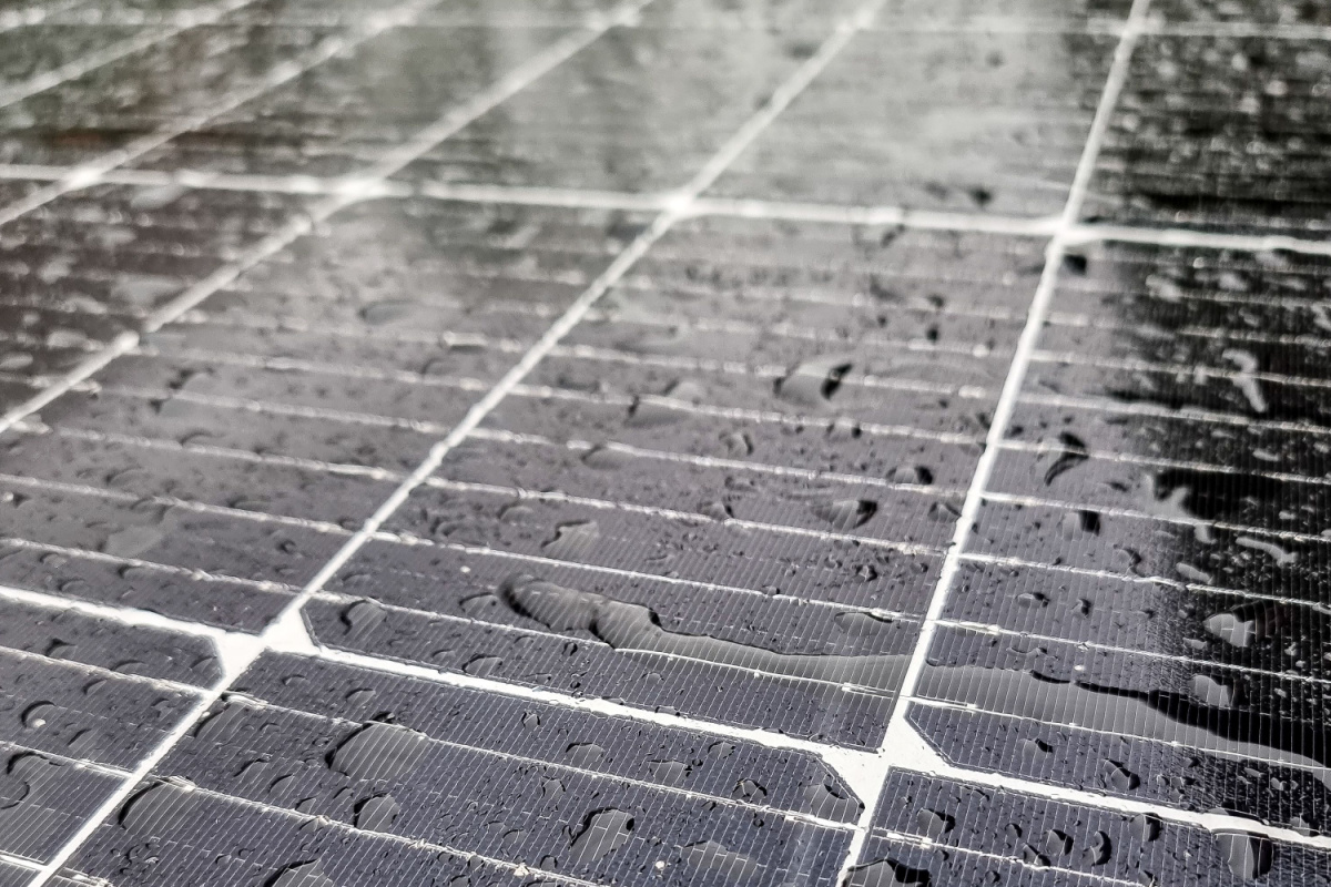 Les panneaux solaires du futur pourront produire de l'énergie électrique grâce à l'énergie cinétique des gouttes de pluie.