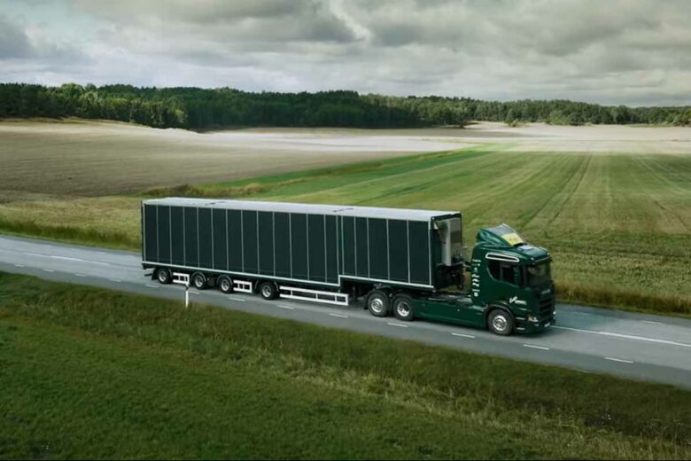 Un camion hybride unique doté d'une remorque recouverte par 100 m² de panneaux solaires. 