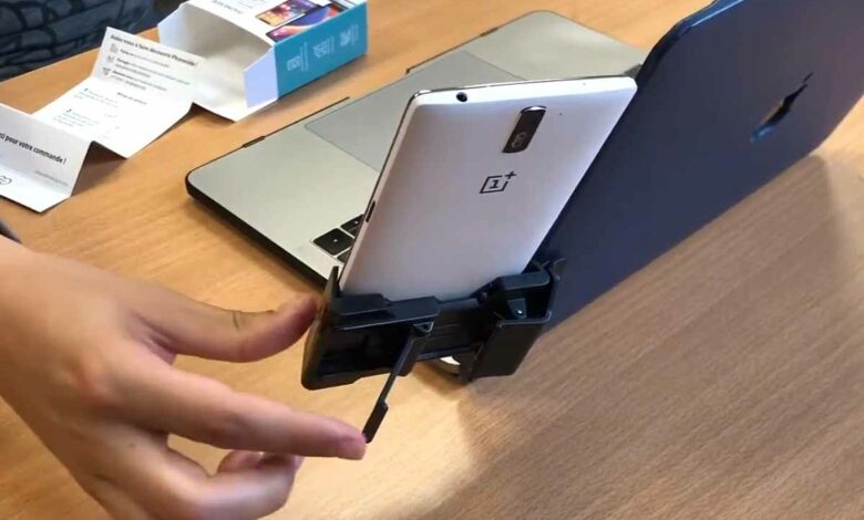 L'invention d'un support ingénieux qui transforme les smartphones en second écran.