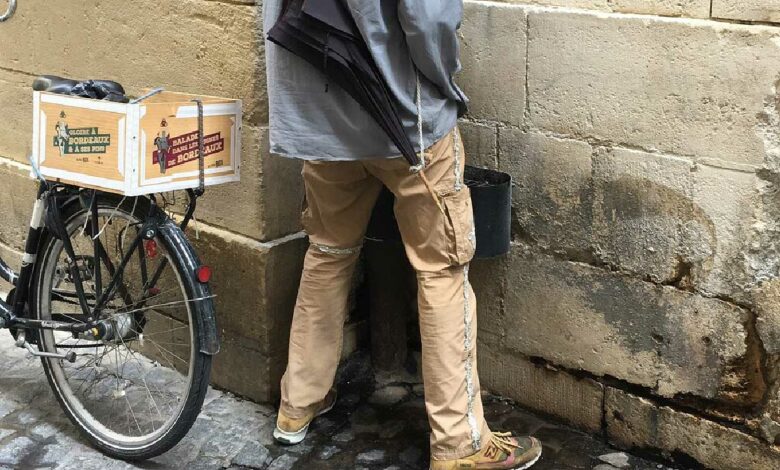 L'invention d'un urinoir connecté aux gouttières des immeubles.