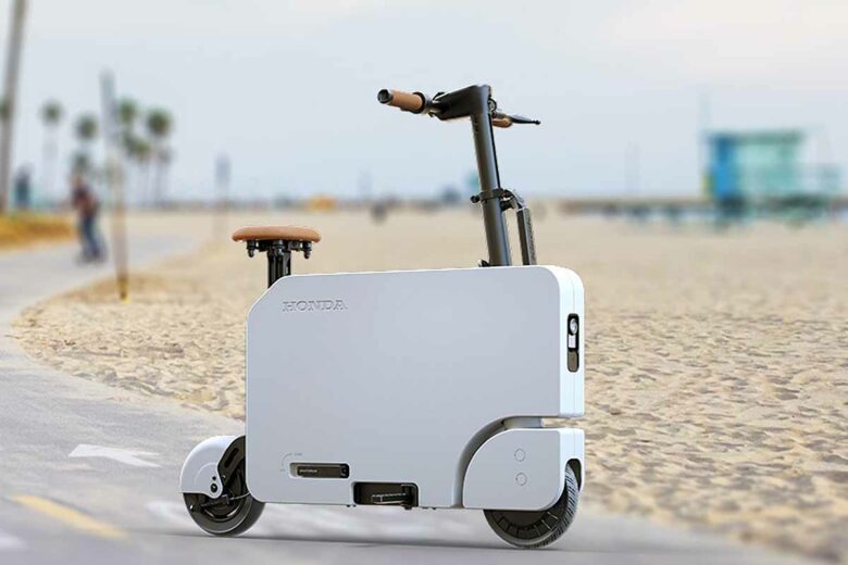 Honda Motocompacto range un scooter électrique dans une mallette que vous pouvez transporter facilement.