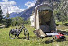 Une remorque cargo avec une tente de camping gonflable intégrée, Idéal pour les campeurs en vélo électrique.