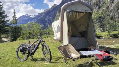 Une remorque cargo avec une tente de camping gonflable intégrée, Idéal pour les campeurs en vélo électrique.