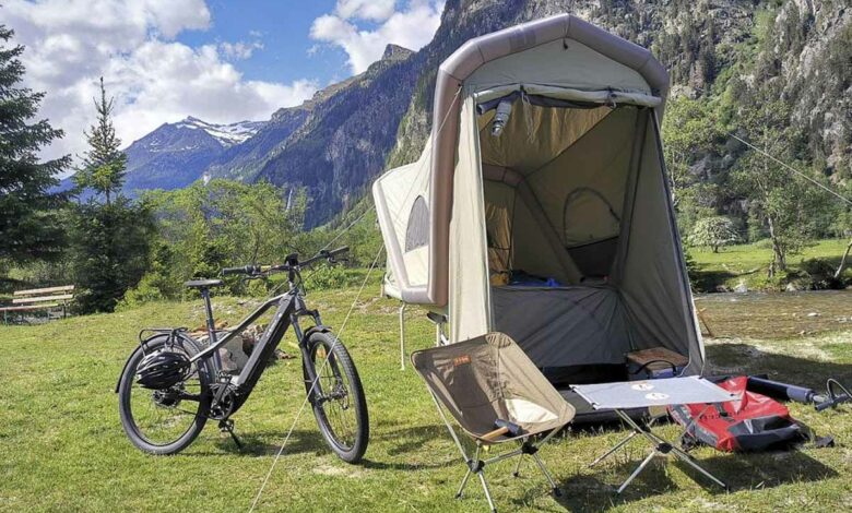 Une remorque cargo avec une tente de camping gonflable intégrée, Idéal pour les campeurs en vélo électrique.