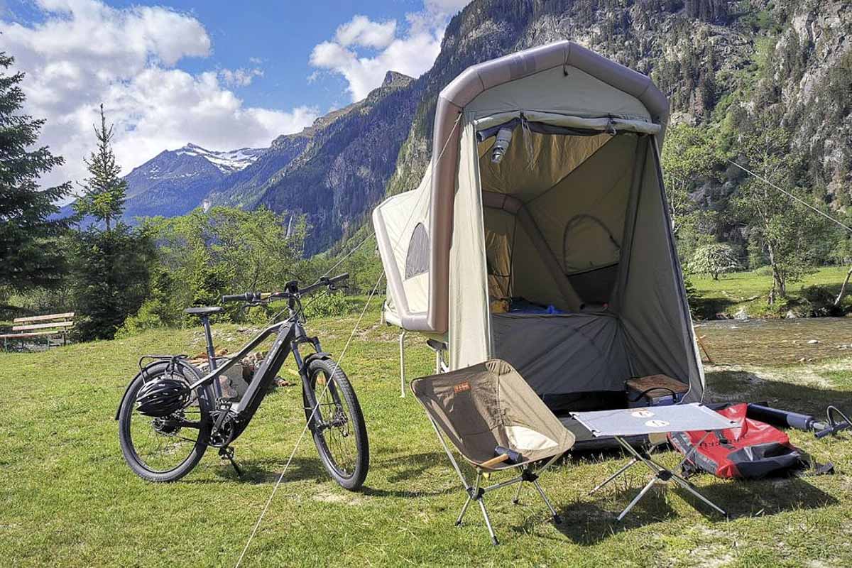 Une remorque cargo avec une tente de camping gonflable intégrée, Idéal pour les campeurs en vélo électrique.