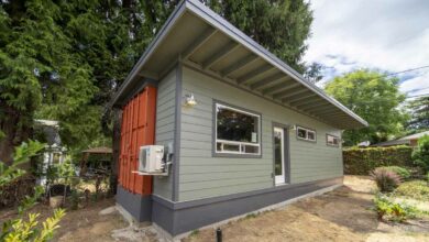 Une maison container hybride qui comprend un conteneur d'expédition à l'arrière et une partie à ossature de bois à l'avant.