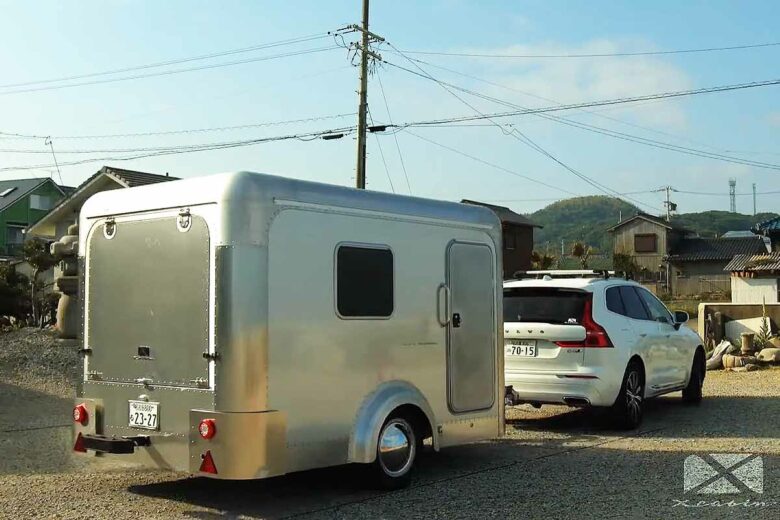 Une mini caravane en aluminium aux allures d'Airstream américaine.