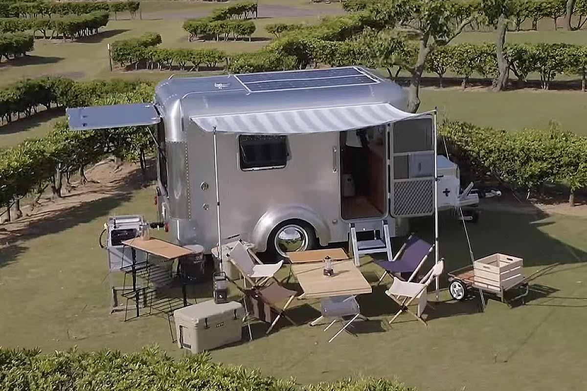 X-cabin300 est une caravane de camping en aluminium de 750 kg.