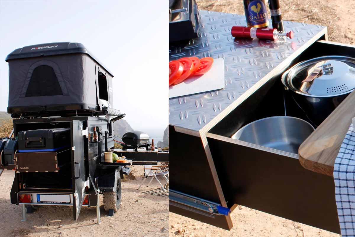 Une petite remorque caravane équipée d'une tente de toit.
