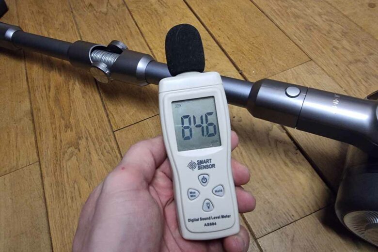 84,6 dB, un niveau sonore assez élevé.