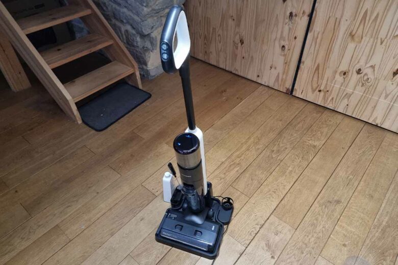 L'aspirateur balai lavant Ultenic AC1 Elite.