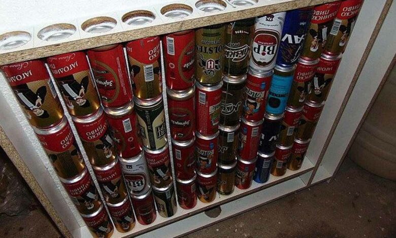 Il crée un chauffe-eau avec des canettes de bière.