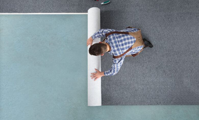 La pose d'un rouleau de moquette.