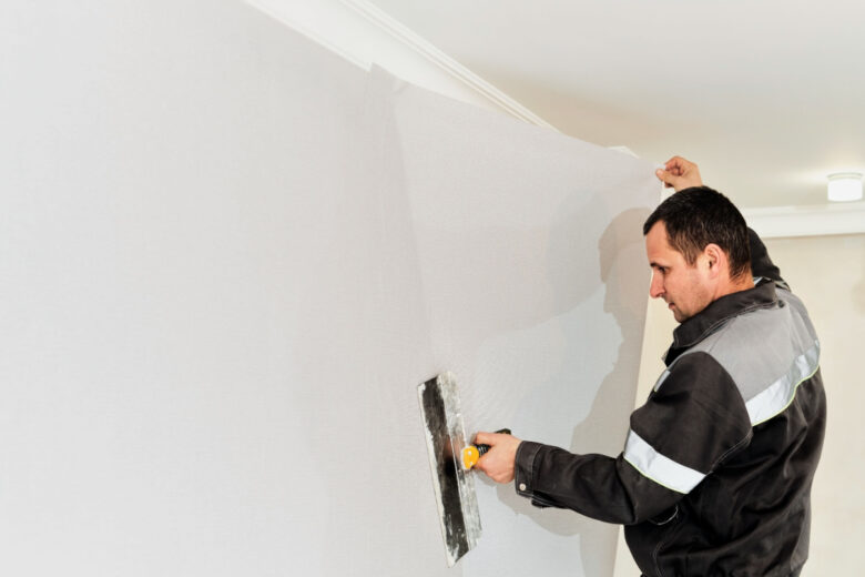 La pose de papier peint thermique permet d'améliorer l'isolation de vos murs.