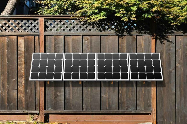 Une installation de panneaux solaires sur une palissade.