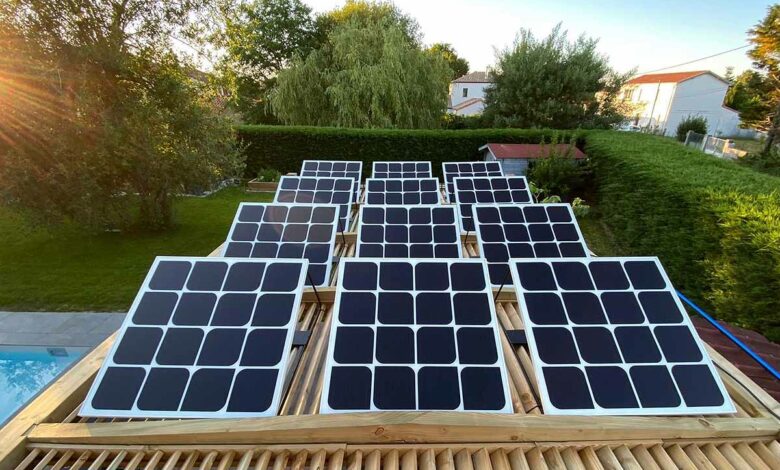 Une série de panneaux solaires posés au sol.