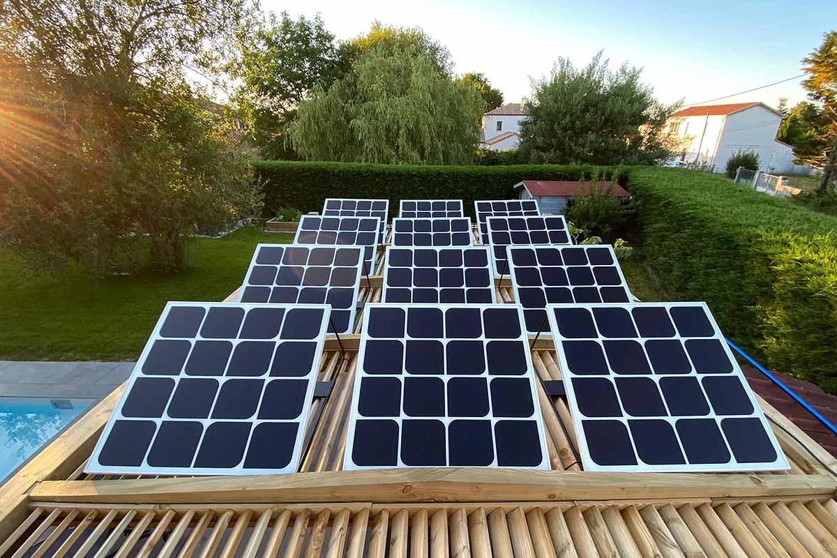 Une série de panneaux solaires posés au sol.