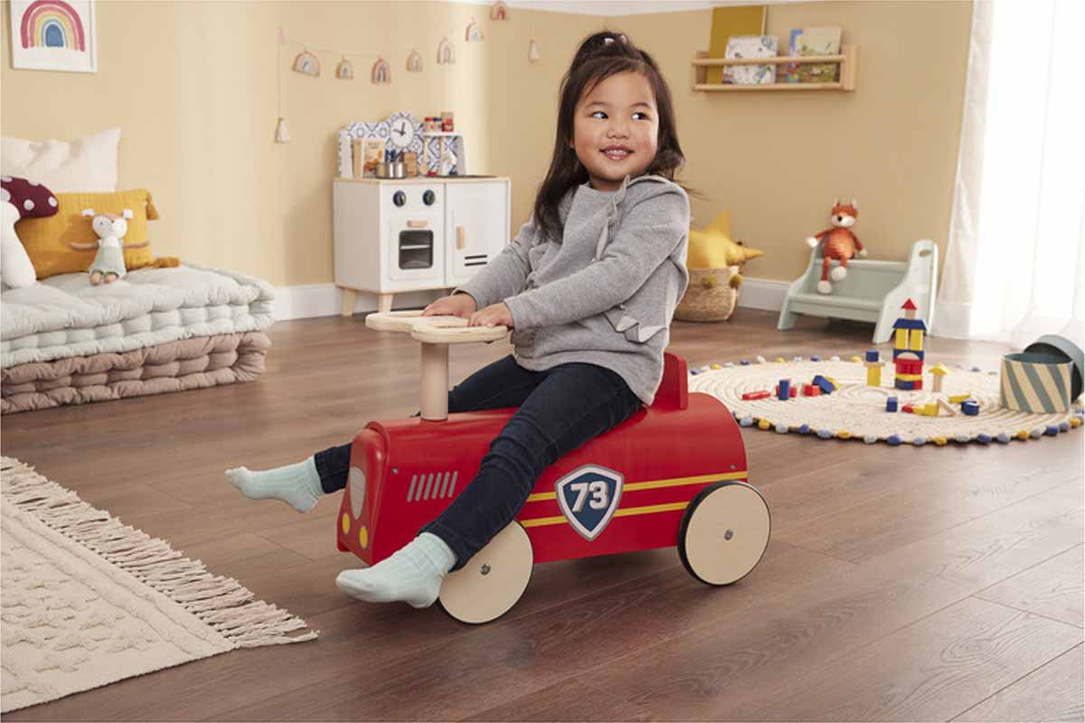 Le porteur en bois Playtive fera la joie des enfants.