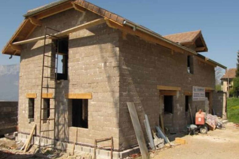 Les murs isolants de cette maison en Isère sont réalisés avec des briques de chanvribloc.