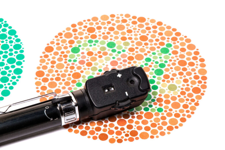 Un ophtalmoscope sur un graphique de test de la vision des couleurs.