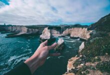 Grace à une appli, photographier les déchets marins permet de contribuer à la dépollution.