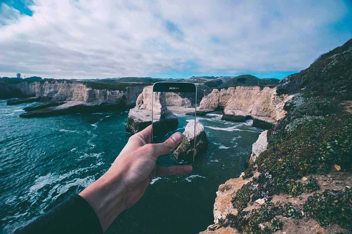 Grace à une appli, photographier les déchets marins permet de contribuer à la dépollution.