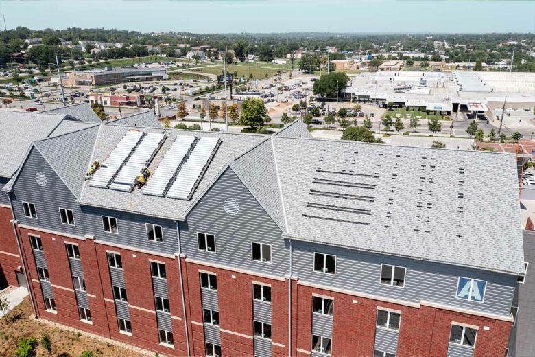 L’Université de Creighton à Omaha, dans le Nebraska, pendant les travaux de pose des collecteurs thermiques.