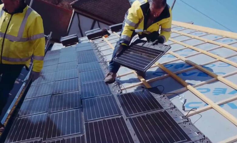 Un chantier en cours ou l'on pose des tuiles solaires.