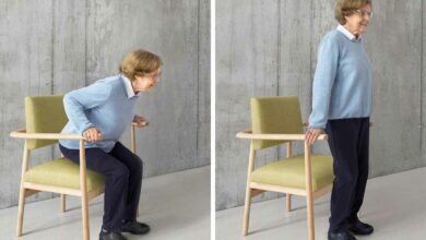 Avec le fauteuil Lotte, et ses accoudoirs allongés, se lever devient moins difficile.